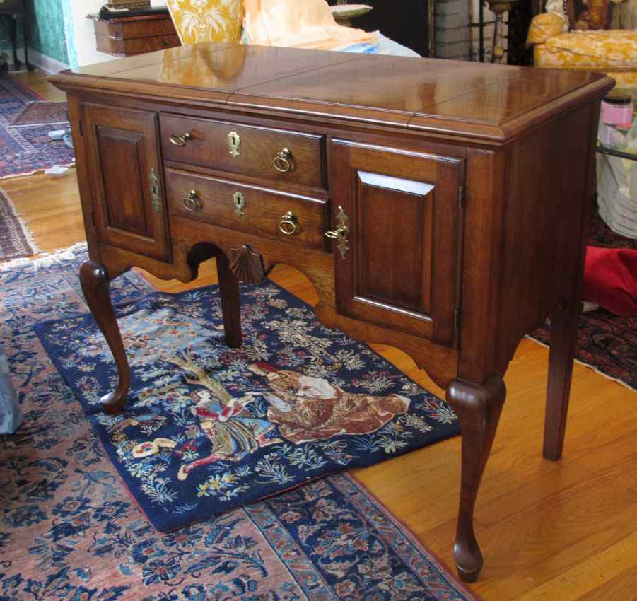 Appraisal: PENNSYLVANIA HOUSE MAHOGANY BUFFET Queen Ann style hinged top opens