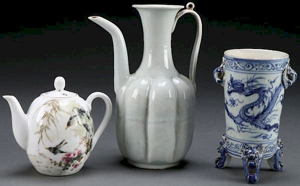 Appraisal: A THREE PIECE GROUP OF CHINESE PORCELAIN A THREE PIECE