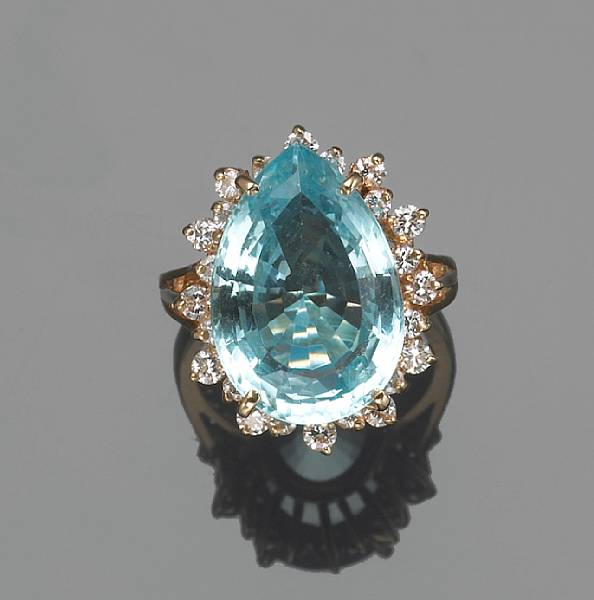 Appraisal: An aquamarine diamond and k gold ring estimated total diamond