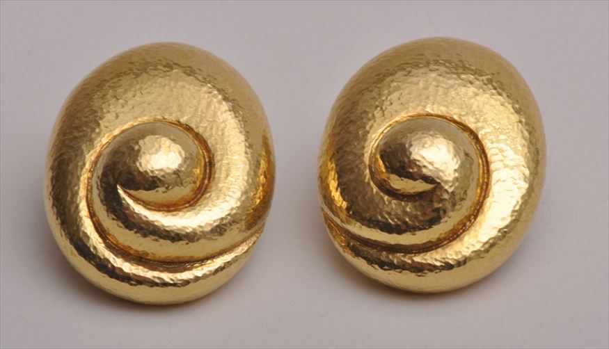 Appraisal: PAIR OF DAVID WEBB GOLD SHELL-FORM CLIP EARRINGS Stamped k