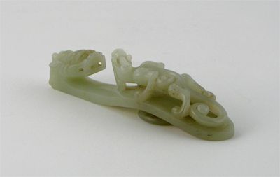 Appraisal: A Chinese pale celadon jade belthook carved with a bifid