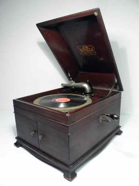 Appraisal: Victor Talking Machine Co ''Victrola'' phonograph Enclosed in oak case