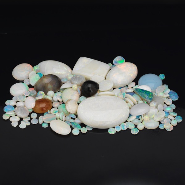 Appraisal: A COLLECTION OF UNMOUNTED OPALS CARAT