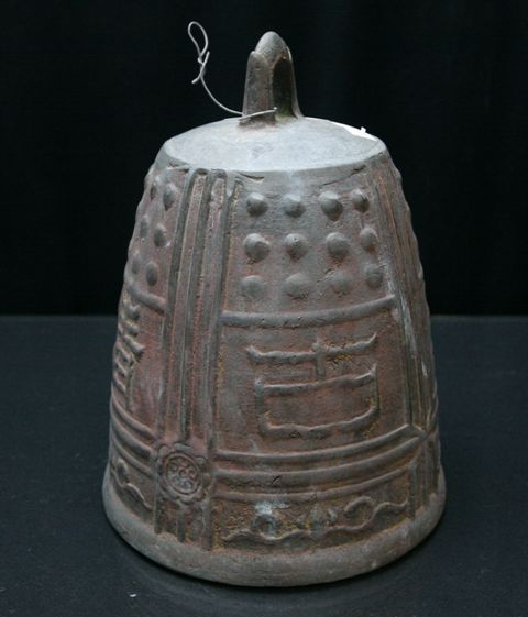 Appraisal: A Chinese bronze bell cm high