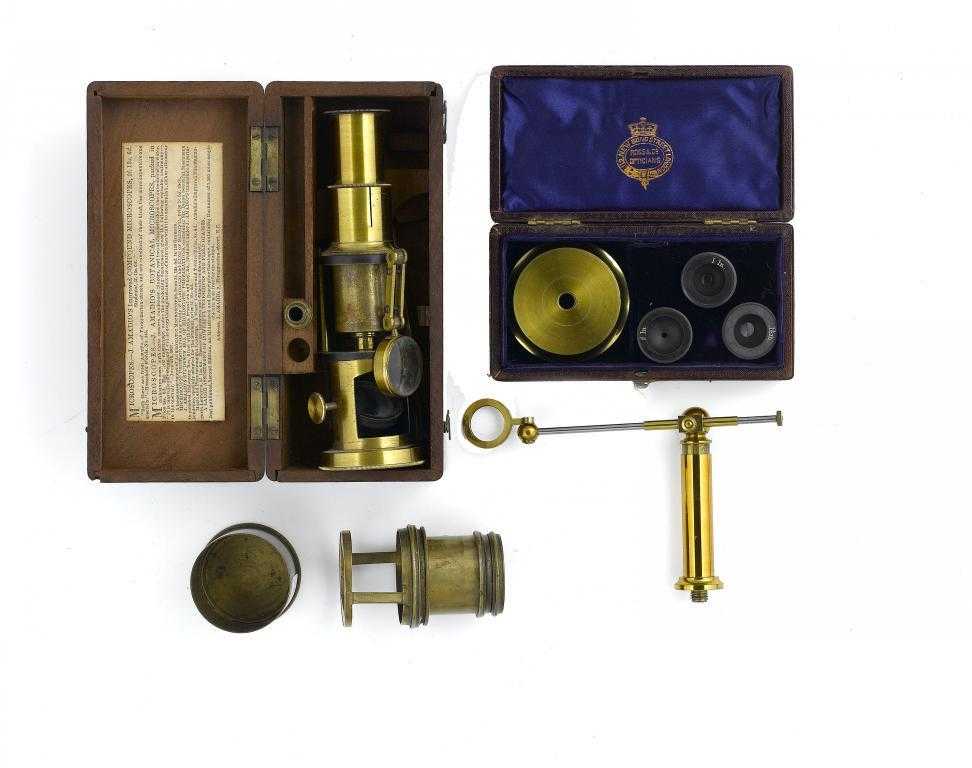 Appraisal: AN ENGLISH BRASS FABRIC MICROSCOPE the single-draw body tube with