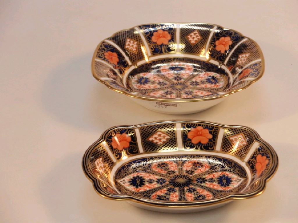 Appraisal: A Royal Crown Derby Old Imari pin tray and a