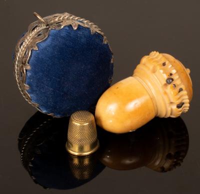 Appraisal: An acorn-shaped thimble box and a pierced and engraved pin