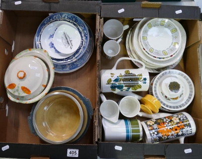 Appraisal: A mixed collection of ceramic items to include blue and