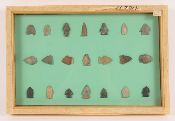 Appraisal: Twenty-one small arrowheads found near Jacksontown OH Largest Artifacts in