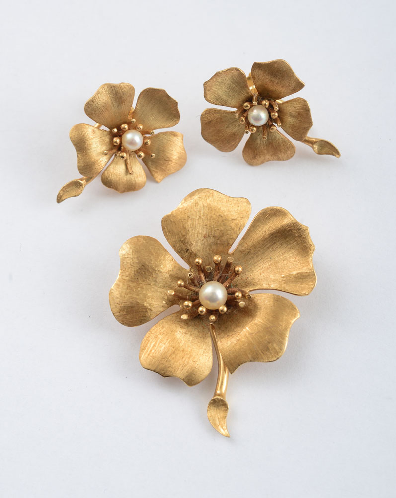 Appraisal: K GOLD AND CULTURED PEARL FLOWER PIN AND PAIR OF