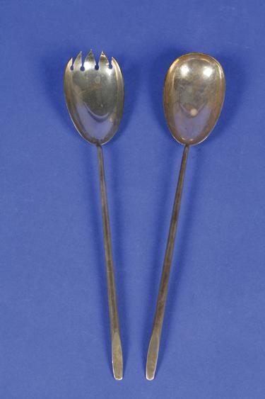 Appraisal: A PAIR OF GEORGE V SALAD SERVERS with cylindrical stems