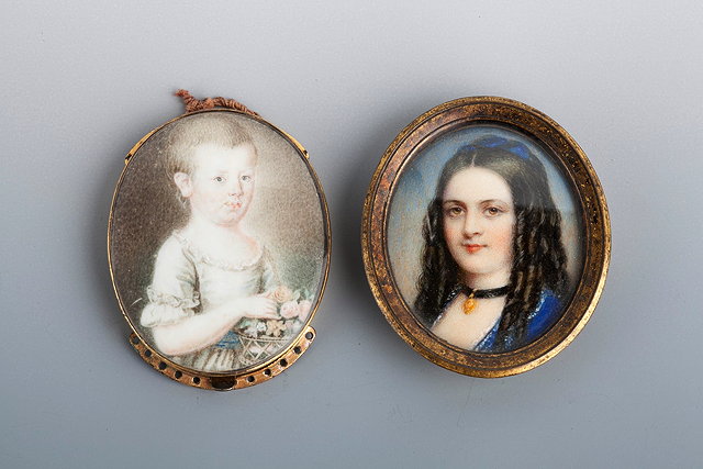 Appraisal: A GEORGIAN OVAL BRACELET clasp with inset miniature of a