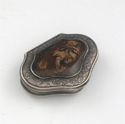 Appraisal: A George II cartouche-shaped snuff box the hinged cover inset