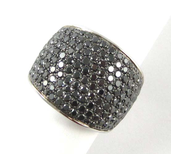 Appraisal: BLACK DIAMOND AND FOURTEEN KARAT WHITE GOLD RING The top