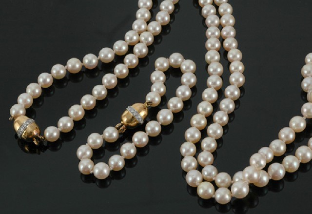 Appraisal: A cultured pearl necklace and bracelet The matinee length strand