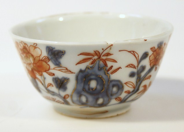 Appraisal: An early thC Japanese porcelain tea bowl of circular outline