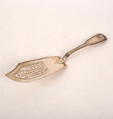 Appraisal: A Victorian silver fish slice fiddle thread and shell pattern