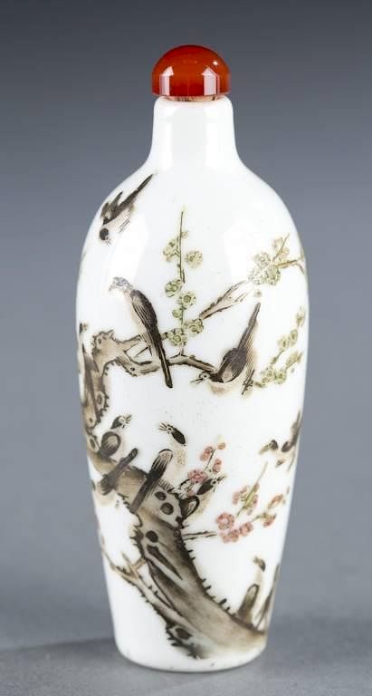 Appraisal: Porcelain Chinese snuff bottle - magpies A porcelain Chinese snuff