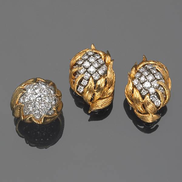 Appraisal: A diamond and k gold dome leaf motif ring and