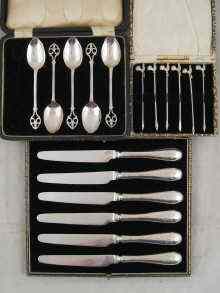 Appraisal: A set of six boxed silver handled knives Sheffield six