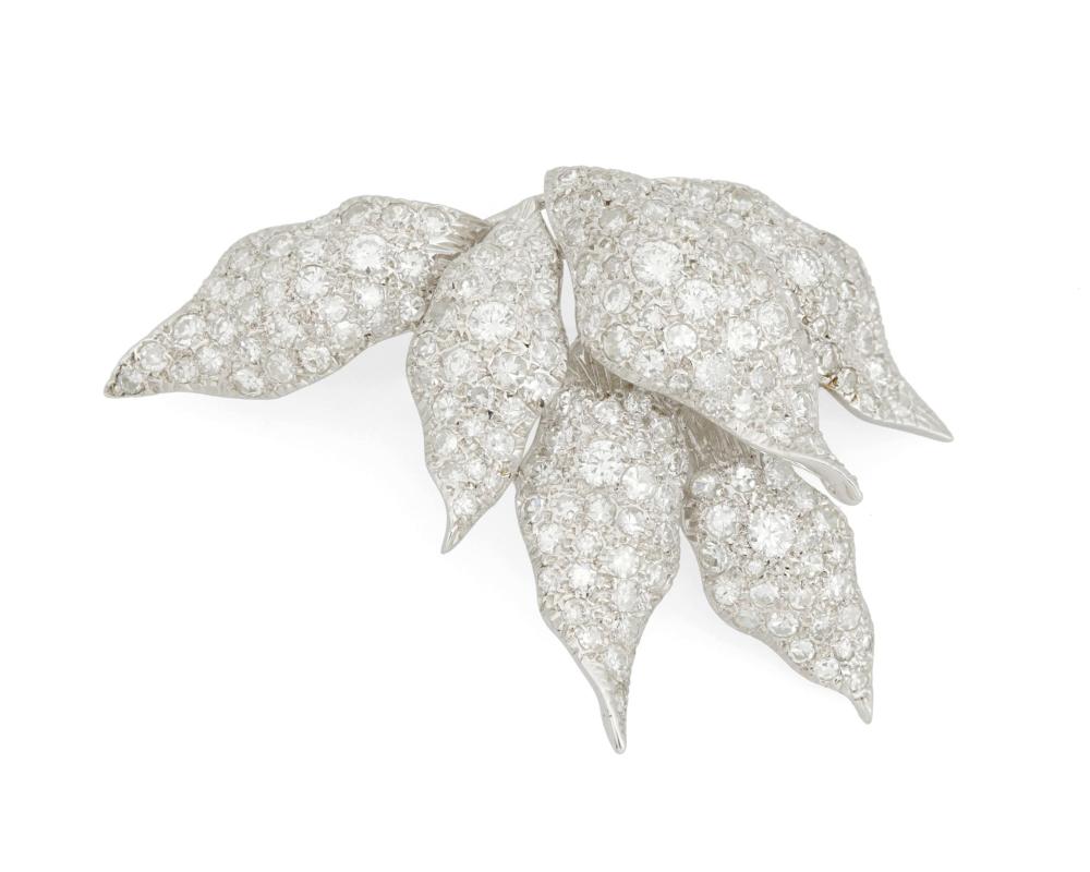 Appraisal: A DIAMOND FOLIATE BROOCHA diamond foliate brooch k white gold