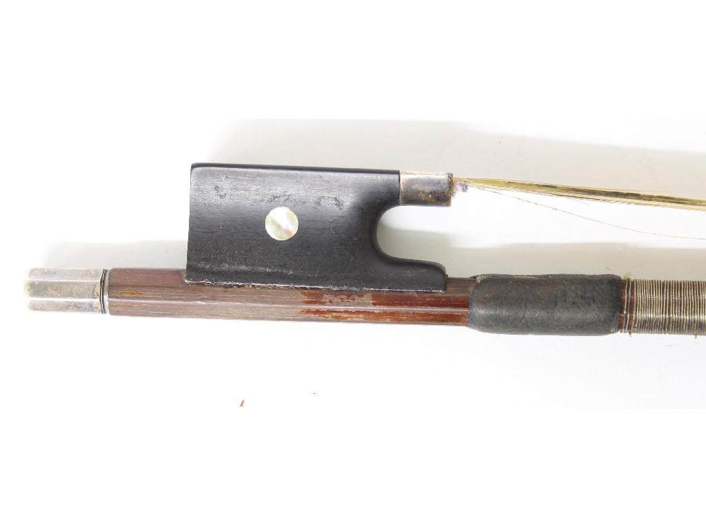 Appraisal: Silver mounted violin bow stamped Dodd gm