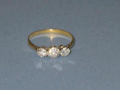 Appraisal: A THREE STONE DIAMOND RING the brilliant cut stones approximately