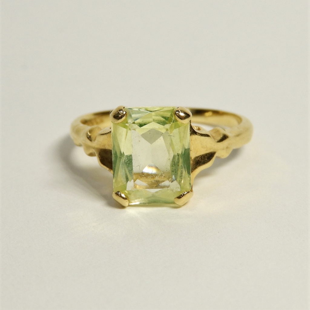 Appraisal: K YELLOW GOLD LIME QUARTZ LADY'S RING th CenturyEmerald cut