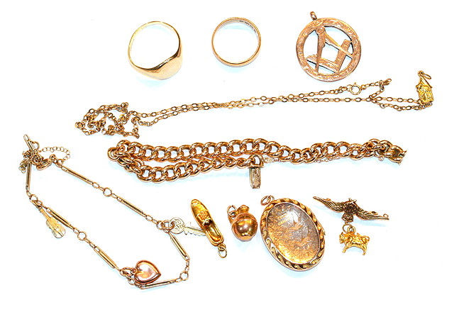 Appraisal: A COLLECTION OF JEWELLERY TO INCLUDE a ct gold wedding