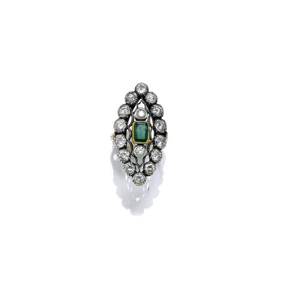 Appraisal: A DIAMOND AND EMERALD RING circa Silver and yellow gold