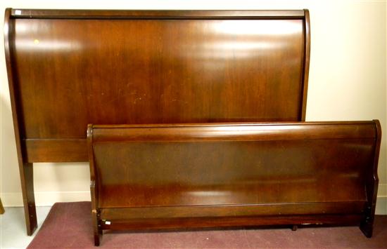 Appraisal: Queen size sleigh bed contemporary mahogany finish some minor damage