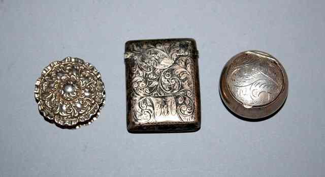 Appraisal: AN EDWARDIAN SILVER PILL BOX the hinged lid pressed with