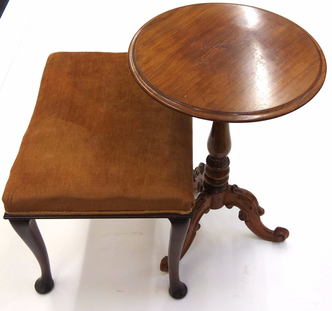 Appraisal: A Victorian walnut pedestal table the circular top on a