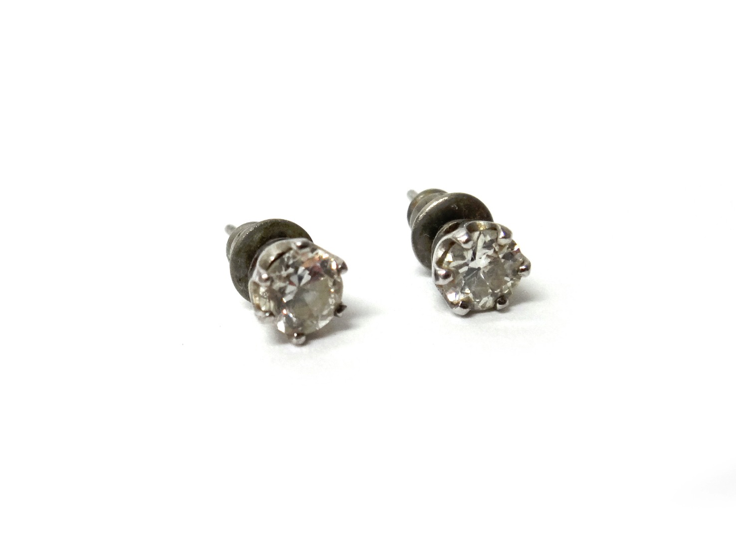 Appraisal: A pair of diamond set single stone earstuds each claw