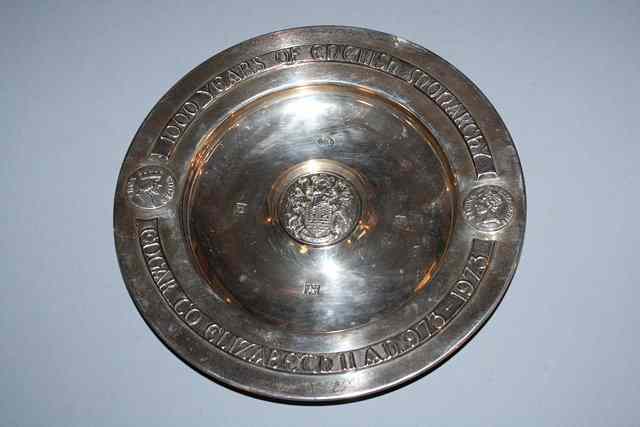 Appraisal: A SILVER DISH commemorating the years of English Monarchy with