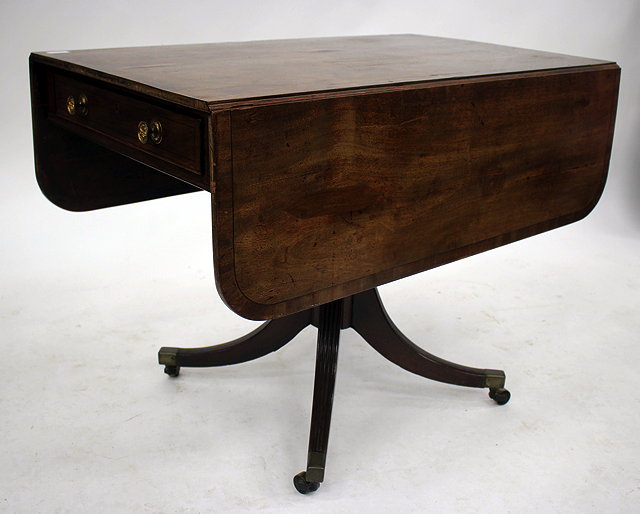 Appraisal: AN EARLY TH CENTURY MAHOGANY DROP LEAF DINING TABLE with