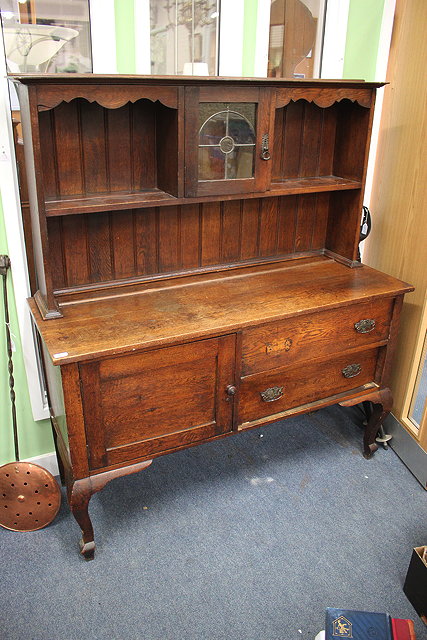 Appraisal: AN EARLY TH CENTURY OAK DRESSER enclosed back with recesses