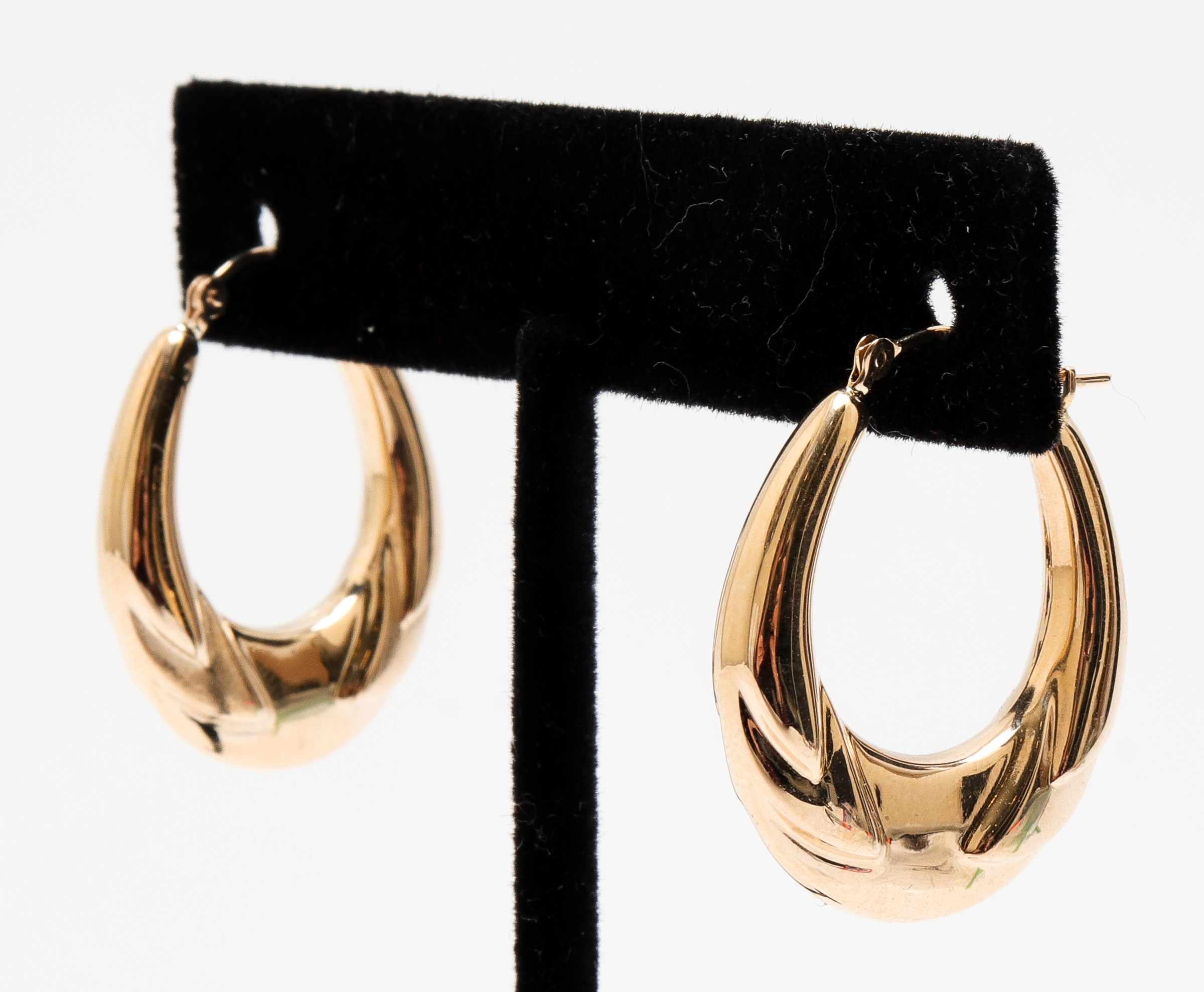 Appraisal: VINTAGE K YELLOW GOLD OVAL HOOP EARRINGS Vintage K yellow