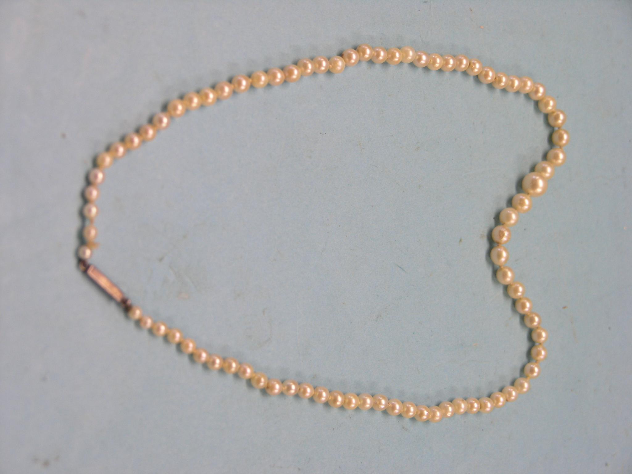 Appraisal: A single-strand cultured pearl necklace graduated