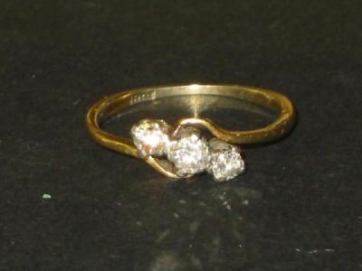 Appraisal: A THREE STONE DIAMOND RING the brilliant cut stones approximately