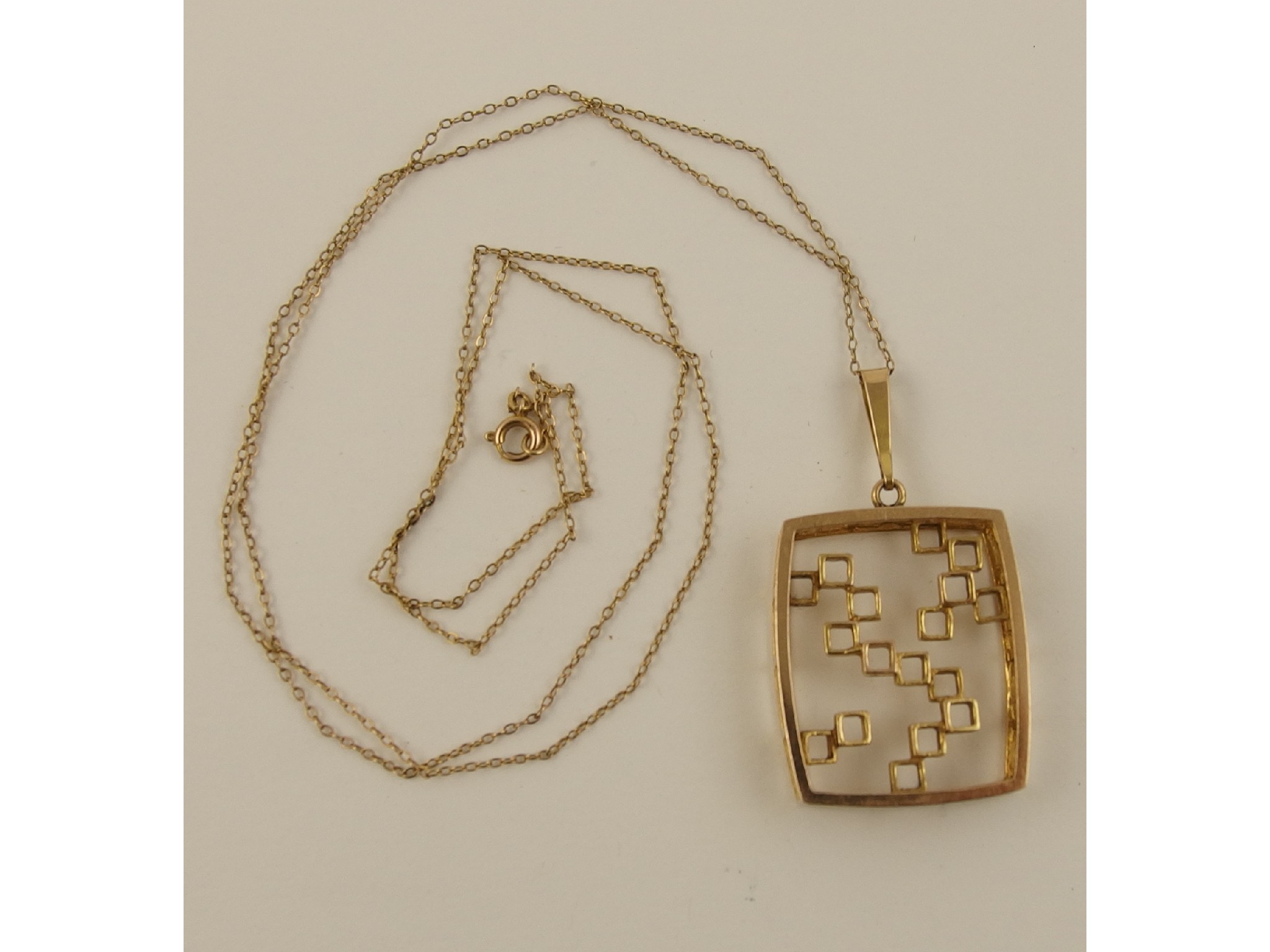 Appraisal: A ct retro pendant and chain approx weight gms