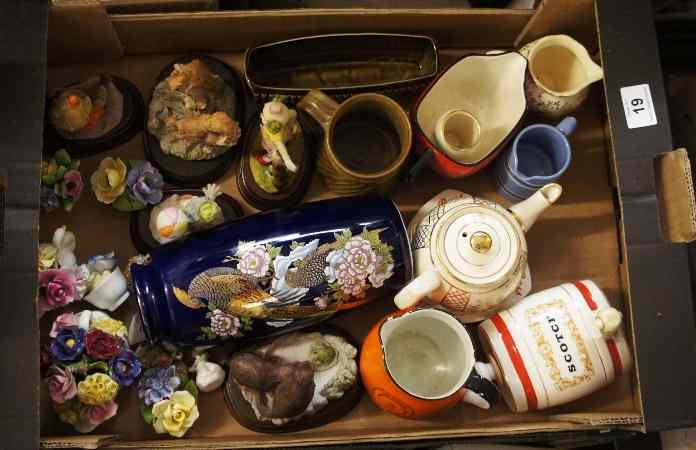 Appraisal: A collection of Various Pottery to include Floral Fancies Wade