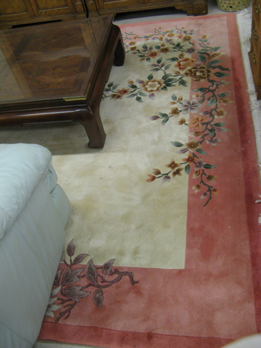 Appraisal: CONTEMPORARY CHINESE CARPET hand knotted in a pattern of floral