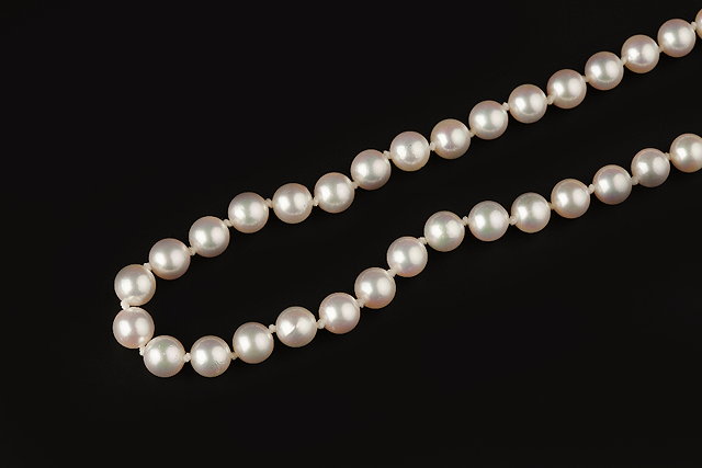 Appraisal: A CULTURED PEARL NECKLACE WITH DIAMOND SET CLASP the single