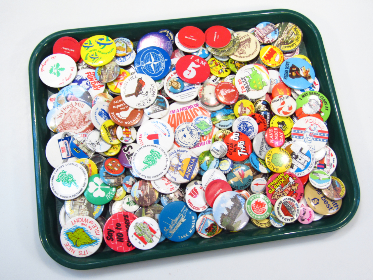 Appraisal: A quantity of various thC and other collectable badges to