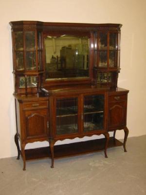 Appraisal: A VICTORIAN ROSEWOOD SIDE CABINET the upper section with moulded