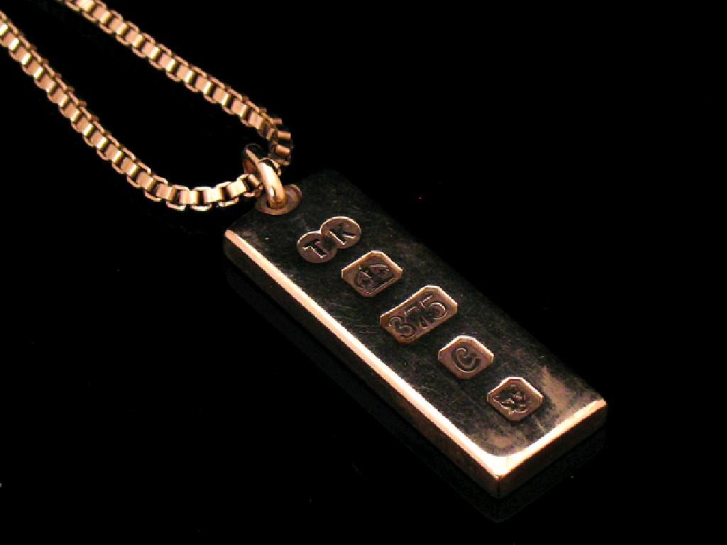 Appraisal: A HALLMARKED CT YELLOW GOLD INGOT PENDANT on a ct