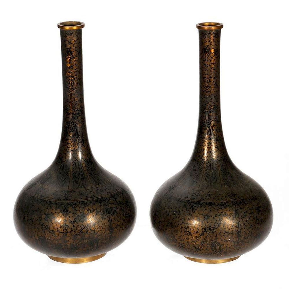 Appraisal: A pair of Chinese cloisonne vases A pair of elegant