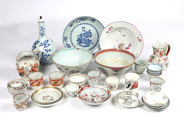 Appraisal: A MIXED LOT OF CERAMICS TO INCLUDE a lustre ware