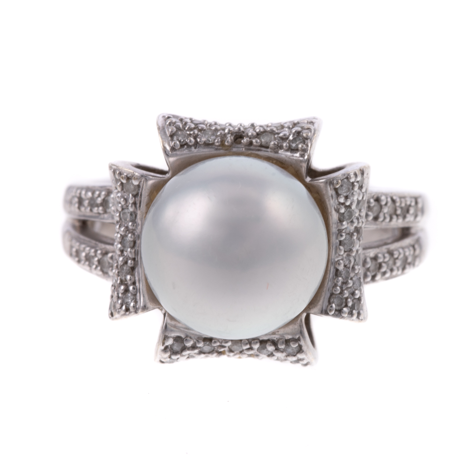 Appraisal: A SOUTH SEA PEARL DIAMOND RING IN K K white